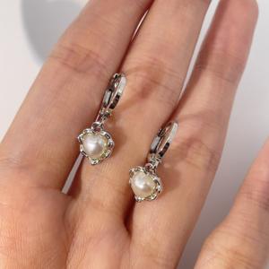 Boucles d'oreilles créoles tendance pour femmes en laiton plaqué or avec perle en forme de cœur de TIanyu Gems - Product Image 3