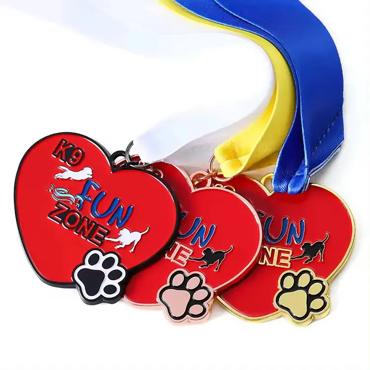 Medalla de Metal personalizada con Logo de Zone Fun Run para perros, medalla de esmalte en forma de corazón, color dorado y negro, cobre, con cinta