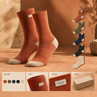 Chaussettes de cyclisme sportives orange rouille respirantes en maille avec revers côtelé, coupe discrète, zones ventilées, couleurs inaltérables, matière respirante