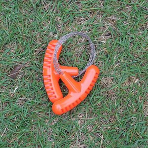 Mini sierra de bolsillo de acero inoxidable con borde dentado, diseño compacto, herramienta de supervivencia para acampar, naranja y negro - Product Image 3
