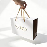 Boîtes cadeaux rigides en carton avec fermeture magnétique de luxe personnalisées, avec poignée en ruban