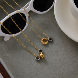 Collar con colgante de acero inoxidable bicolor en oro de 18 quilates y plata, diseño geométrico, uso diario, unisex - Product Image 4