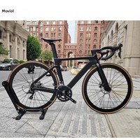 Vélo de route en fibre de carbone avec guidon intégré, passage des câbles entièrement dissimulé, freins à disque doubles, jeu de roues en fibre de carbone