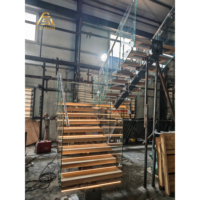 Escalier en L sur mesure en acier et bois, poutre en acier au carbone à tube carré, marches en chêne, garde-corps en verre pour escaliers intérieurs