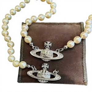 <span class=keywords><strong>Collana</strong></span> Saturno <span class=keywords><strong>di</strong></span> Alta Qualità con <span class=keywords><strong>Perle</strong></span> <span class=keywords><strong>Finte</strong></span> Bianche Rotonde, Girocollo da Donna <span class=keywords><strong>di</strong></span> Lusso Leggero Elettroplaccato, Catena per Clavicola Resistente allo Sbiadimento - Product Image 1