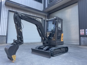 Een Compacte Graafmachine Van 2.7 Ton, Uitgerust Met Een Bulldozerblad, Kan Snel Wegobstakels Vrijmaken. - Product Image 6
