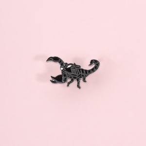 Offre Spéciale Halloween : Scorpion Créatif en Alliage de Zinc Bordé d'Argent, Badge Métallique Insecte Noir Audacieux pour Sac à Dos - Product Image 3
