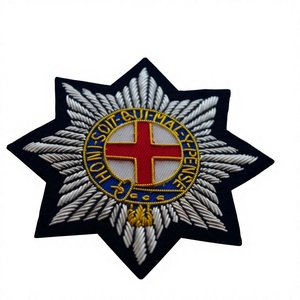 Es una insignia bordada con el emblema de las Guardias de la Coldstream, una de las unidades más antiguas del ejército británico. - Product Image 1