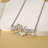 Vente en gros de bijoux personnalisés en acier inoxydable avec nom pour enfants collier avec nom en forme de cœur en anglais givré