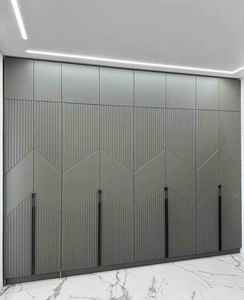 Armoire intégrée beige moderne avec poignées dorées, design de meuble de rangement de luxe pour couloir, pour un intérieur élégant. - Product Image 4