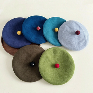 Béret en Laine de Haute Qualité Automne Hiver Chaud Couleur Unie Rétro Niche Vintage Style Artiste Français avec Pompon - Product Image 1