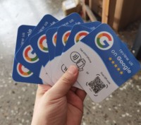 Support de table carré personnalisable pour avis Google, carte de paiement NFC, code QR, Wi-Fi et page d'accueil personnalisable pour entreprises