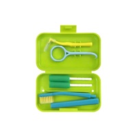 Kit de Voyage Portable pour Soins Bucco-Dentaires et Orthodontiques : Brosse à Dents Détachable, Brosse Interdentaire, Grattoir Lingual, Aligners et Chewies