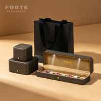 Boîte à bijoux de luxe en cuir marron FORTE avec logo personnalisé, éclairage LED, boîte cadeau pour bijoux avec éclairage LED