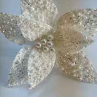 Décoration de Noël faite à la main sur mesure, couleurs variées, fleur de Poinsettia blanche, base de sapin, chapeau, ornement pour fête de Noël