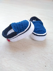 Chaussons bébé faits main au crochet, style baskets à lacets pour les premiers pas, idéaux pour l'intérieur - Product Image 2