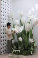 Composition florale géante de tulipes roses faites à la main, sur pied, en papier, pour vitrine de centre commercial, hall de mariage, photomaton