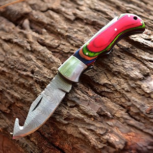 Couteau pliant à lame Guthook en damas fait main - manche multi-pakkawood, étui en cuir, logo personnalisé OEM/ODM - Product Image 1