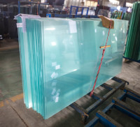 Verre trempé ultra-clair à faible teneur en fer, certifié CE, haute transmission, 5-19 mm, sur mesure pour vitrine, balustrade, façade, mobilier