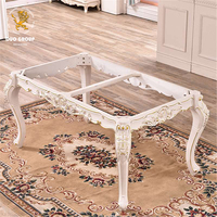 Ensemble de table à manger en marbre sculpté de style royal vintage, cadre en bois massif, table dorée et chaise en cuir