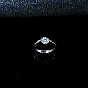Bague en argent sterling S925 avec moissanite ronde solitaire, bague de promesse classique à bande torsadée, bijoux de fiançailles élégants pour femme - Product Image 2