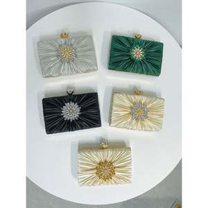 Pochette con anello con teschio - Product Image 1