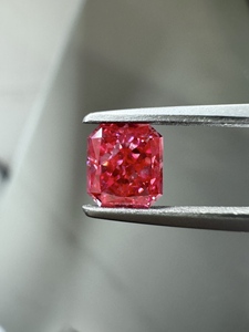 Anster - Diamante Radiante Rojo Sangre de Pichón Cultivado en Laboratorio de 1-10 Quilates, Varias Formas, Diamante Rojo Fantasía, Diamante CVD Creado en Laboratorio para Anillo - Product Image 3