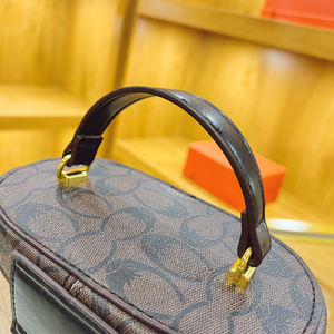 กระเป๋าสะพายทรงสี่เหลี่ยมสไตล์เรโทรสุดหรูสำหรับผู้หญิง กระเป๋าอเนกประสงค์สำหรับใส่เครื่องสำอางบุ PU พร้อมหูหิ้ว - Product Image 4