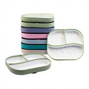 Plateau d'alimentation carré en silicone à trois compartiments pour enfants, avec ventouse, conception monobloc compartimentée, sûr pour bébé, qualité alimentaire, pour la diversification alimentaire - Product Image 1