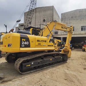 Excavatrice sur chenilles Komatsu PC240 LC-8 jaune, hydraulique, 24 tonnes, équipée d'un attache rapide - Product Image 6