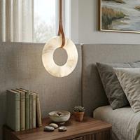 Lustre design moderne avec anneau en tube d'albâtre espagnol et LED, en laiton antique, avec sangle en cuir, modèle Villa Oslo Alabaster