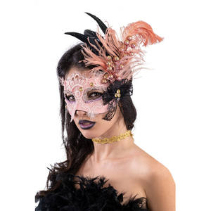 Maschera in tessuto rosa con decorazioni - Product Image 1