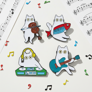 Lindos pines de solapa de metal niquelado con diseño de gato de dibujos animados Kawaii, banda de conciertos y gatito, esmaltados, para sombrero, regalo promocional - Product Image 1
