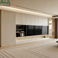 Meuble TV mural intégré moderne de luxe avec surface mate, panneaux cannelés et vitrine en verre