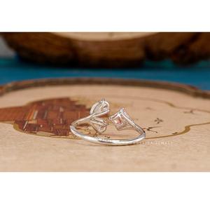 Elegante Anillo de Diamantes con Tres Piedras, Joyería Hecha a Mano, Diamantes Brillantes, Diseño Atemporal, Perfecto para Compromisos y Ocasiones Especiales - Product Image 1