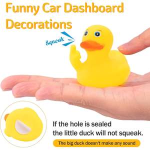 Canard en caoutchouc personnalisable fabriqué au Vietnam – Canard en caoutchouc amusant avec le doigt en l'air – Décoration pour salle de bain et tableau de bord - Product Image 3
