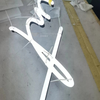 Enseigne lumineuse en acrylique massif incurvée de précision |   Logo lumineux personnalisé pour une image de marque unique