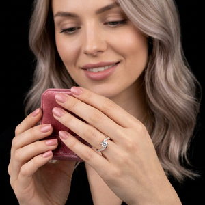 Bague de fiançailles moderne en or rose 1,08 carat avec diamants de laboratoire, sertie pavé, à deux tons, avec monture flottante à griffes, certifiée IGI - Product Image 1