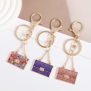 Llavero de Aleación con Incrustaciones de Diamantes Estilo K, Colgante de Moda para Bolsos con un Toque Metálico de Lujo - Product Image 2