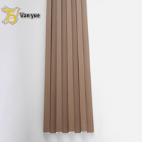 Revêtements muraux en PVC européens, panneaux à lamelles modernes, panneaux muraux en WPC cannelés pour villa, hôtel, panneaux muraux intérieurs imperméables et ignifuges