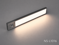 Veilleuse à détecteur de mouvement, LED intelligente PIR, télécommande, alimentation par piles, design minimaliste blanc en aluminium, à intensité variable