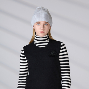 Fabricante de prendas de punto, gorro de punto personalizado para clima frío, suave y cálido, esencial para el invierno, gorro de punto acanalado minimalista con pompón. - Product Image 2