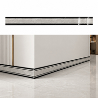 Plinthe en porcelaine à motif clé grecque pour décoration murale intérieure, plinthe en carrelage aspect marbre avec incrustation dorée pour salon