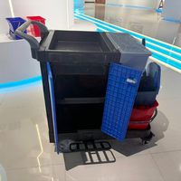 Chariot de nettoyage robuste en plastique avec roues pivotantes et étagère de rangement fermée pour hôtel, aéroport, gare