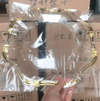 Assiettes de chargeur de luxe élégantes nouveau design en plastique mariage personnalisé or jante garniture récif clair plaque de chargeur pour événement