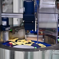 Machine automatique d'alimentation par fourchette pour nouilles en gobelet |   Fourchette à nouilles pour seau, 120 pièces/min, précision de 97 %, acier inoxydable SUS304 de qualité alimentaire
