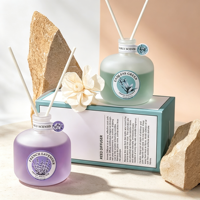 Diffuseur de parfum en verre givré, étiquette vintage, rotin et fleurs séchées, parfum d'intérieur varié, coffret cadeau