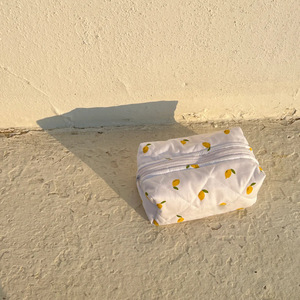 Organizador de artículos de tocador estilo coreano, ideal para Instagram, linda bolsa de maquillaje de algodón acolchado con estampado de limones y fresas, bolsa de aseo portátil. - Product Image 3