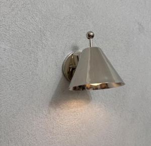 Applique murale conique en chrome poli, design riveté style Mid-Century, applique murale moderne en laiton, lampe murale conique argentée, abat-jour en métal gris - Product Image 1