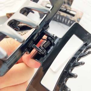 Pinza de Pelo Grande de Plástico con Estampado de Leopardo Marrón, Estilo Vintage Europeo Americano, para Otoño y Año Nuevo - Product Image 2